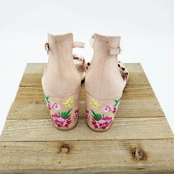 Spring Kenneth Cole Floral Heels | Ruffle Toe | 8.5 - Picture 4 of 6